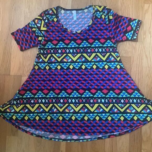 LuLaRoe Shirt Size M Colorful High Low - Picture 1 of 8